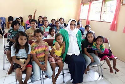 Ambon, Malukupost.com - Ketua Pengurus Wilayah Fatayat Nahdlatul Ulama (NU) Maluku, Habiba Pellu menegaskan, organisasi ini bersinergi dengan seluruh elemen masyarakat dalam Bhinneka Tunggal Ika, pluralisme, dan tidak mengenal perbedaan. "Intinya Fatayat mencintai sebuah perbedaan dan kita mungkin mendengar NU maka persepsinya Islam melulu, tetapi dalam gerakan kemanusiaan tidak membedakan itu dan alhamdulilah atas izin Allah SWT, kami hari ini bisa bersama-sama dan mudah-mudahan menjadi langkah awal ke depannya bisa ada kerja sama," kata Habiba Pellu di Ambon, Sabtu (28/1). Penegasan itu disampaikan dalam kegiatan sosial penyerahan santunan kepada anak yatim dan piatu di Panti Asuhan Santo Maria dan Santo Yosep Ahuru yang bernaung dibawah Yayasan Rinamakana serta Pondok Pesantren Al-Anshor Airbesar Ambon. Menurut Habiba, di Fatayat NU biasa memanggil sahabat yang berarti teman yang tidak mengenal usia, tingkat pendidikan, dan tidak ada perbedaan sehingga sahabat menjadi tradisi panggilan.