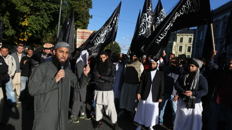 Oslo 20120921. Radikale islamister demonstrerer utenfor den amerikanske ambassaden fredag i forbindelse utgivelsen av videoen "Innocence of Muslims". Foto: Kyrre Lien / NTB scanpix
