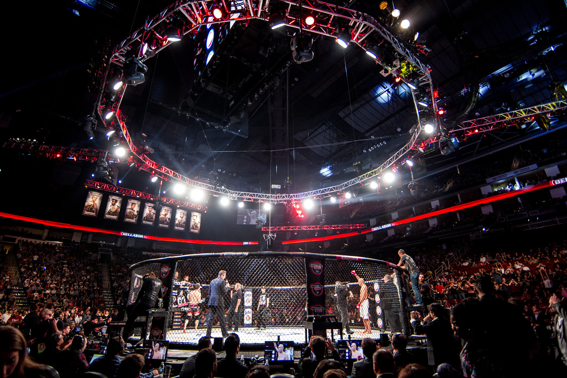 Virtual Reality Lets MMA Fans Feel the Punch - Bloomberg ...