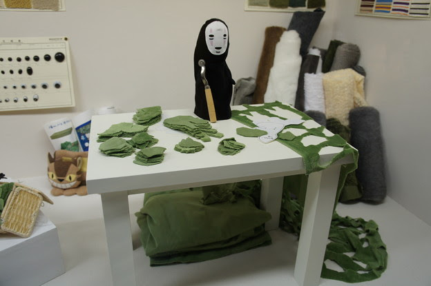 どんぐりぬいぐるみ縫製工場で働くカオナシ 笑 トトロのゲーコガエルを作ってる Photo Sharing Photozou