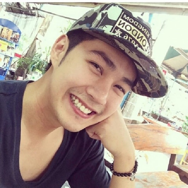 แอมป์-พีรวัศโร่ขอโทษ โชว์กอดฟัดแฟนคลับ