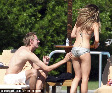 Footballer Peter Crouch relaxes on holiday with his girlfriend Abi Clancy in Italy