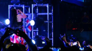 La vocalista y líder de Evanescence Amy Lee se adueñó del público local desde el momento en que salió al escenario, ataviada con pequeñas banderas costarricenses.