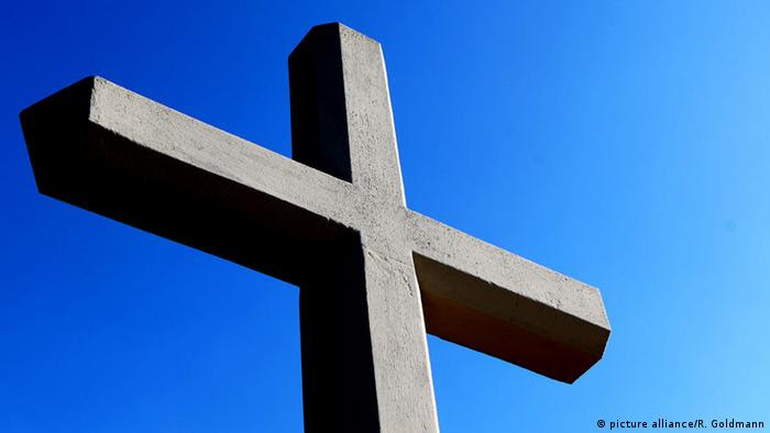 Wegekreuz vor blauem Himmel in der Nähe von Bedburg ( Rhein-Erft-Kreis ) am Sonntag, 28. Oktober 2012. 