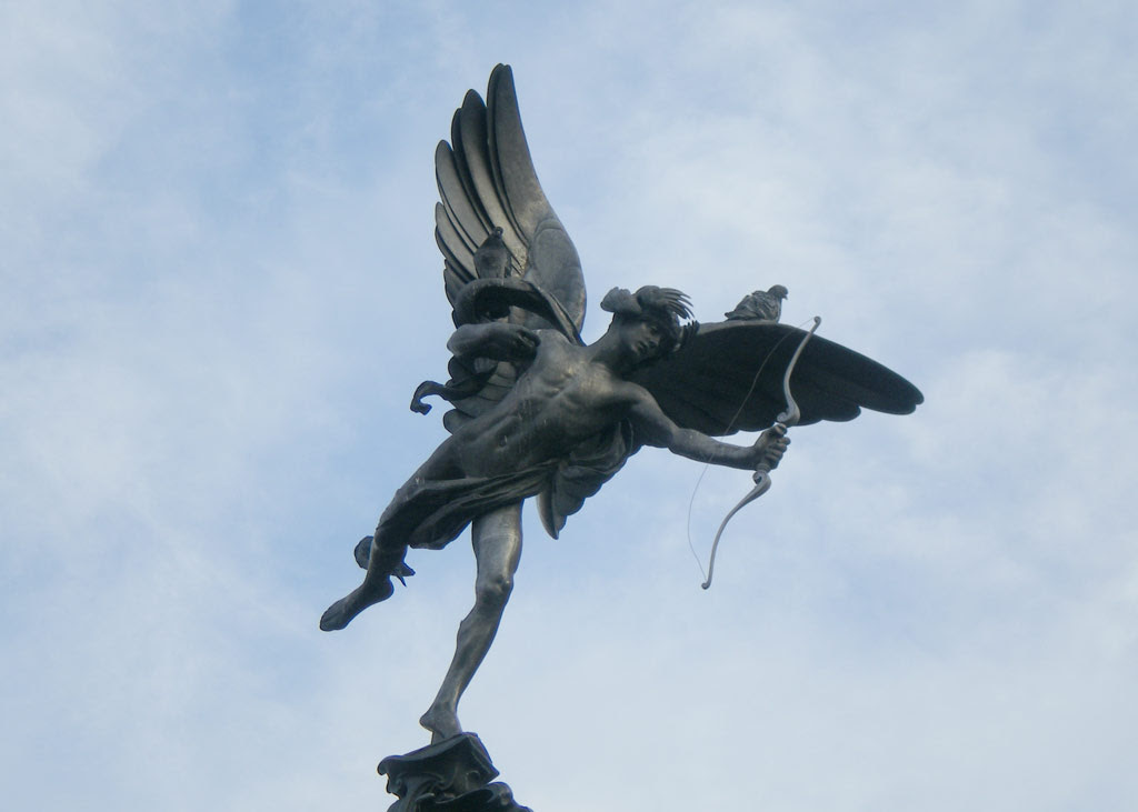 http://pienbiscuits.files.wordpress.com/2012/01/eros-piccadilly-close-up.jpg