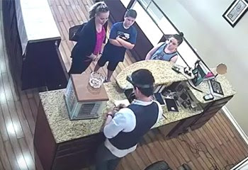 فيديو انساني امريكية تدخل في نوبة من البكاء بسبب ما فعله مهاجر عربي