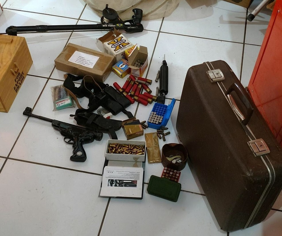 Armas, munições e explosivos foram encontrados durante os cumprimentos dos mandados. (Foto: Deco-MS/Divulgação)