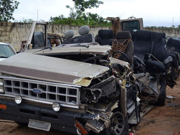 Acidente entre van e caminhão-cegonha deixou quatro mortos e onze feridos (Foto: Willian Silva/Site Caetité Notícias)