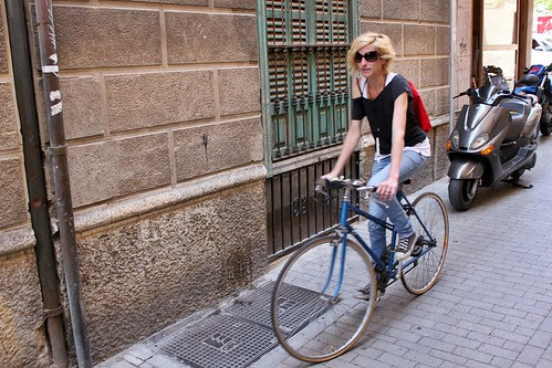 maria y su bici azúl