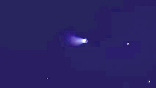 The Ufo and the lightning flashes