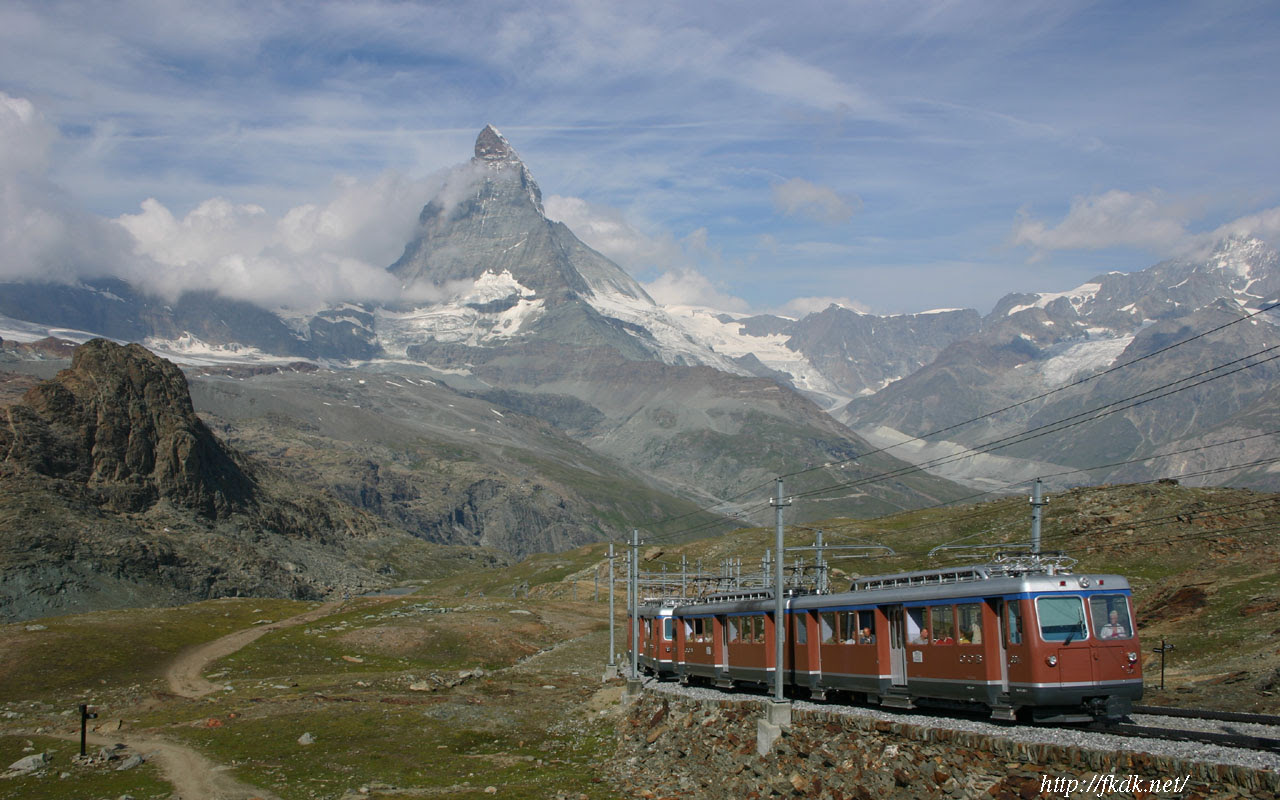 マッターホルンと登山列車の壁紙 風景写真無料壁紙