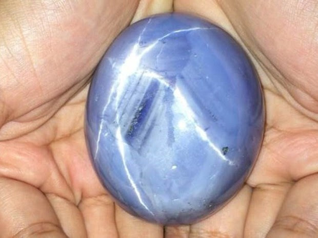Estima-se que valor de gema de 280 gramas, batizada como Estrela de Adão, possa chegar a até R$ 700 milhões; dono quer manter anonimato (Foto: BBC)