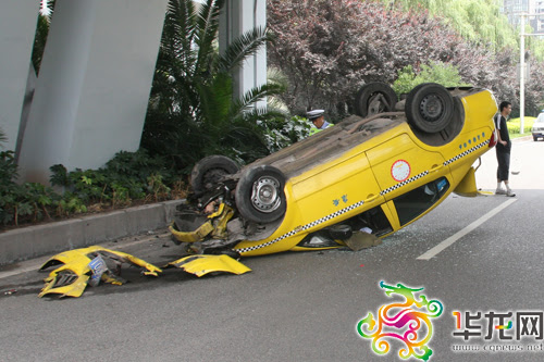 快讯：一出租车立交桥下翻车车头部分被撞碎