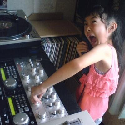嫌いな親戚のおじさんが遊びにきたのでオリジナルモスキート音ミックスで追い払おうとしたけどあえなく自爆 15年06月10日の人物のボケ ボケて Bokete