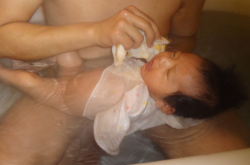 新米パパが押さえておきたい赤ちゃんのお風呂の入れ方 初めてのお風呂 首がすわる前 妻よ 俺はイクメンだ