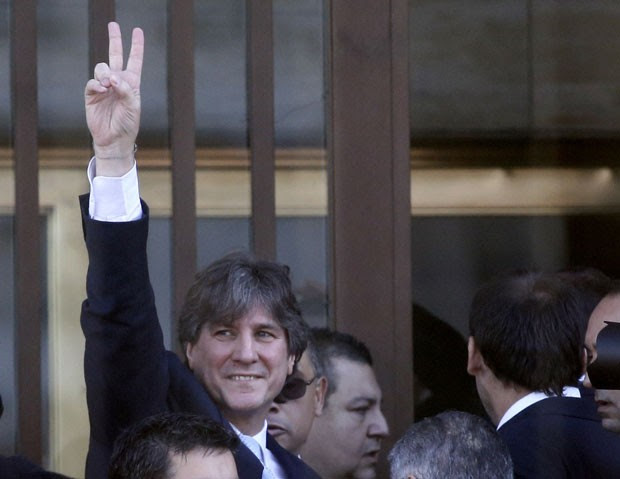 O vice-presidente da Argentina, Amado Boudou, ao chegar para depor em caso de corrupção nesta segunda-feira (9) (Foto: Enrique Marcarian/Reuters)