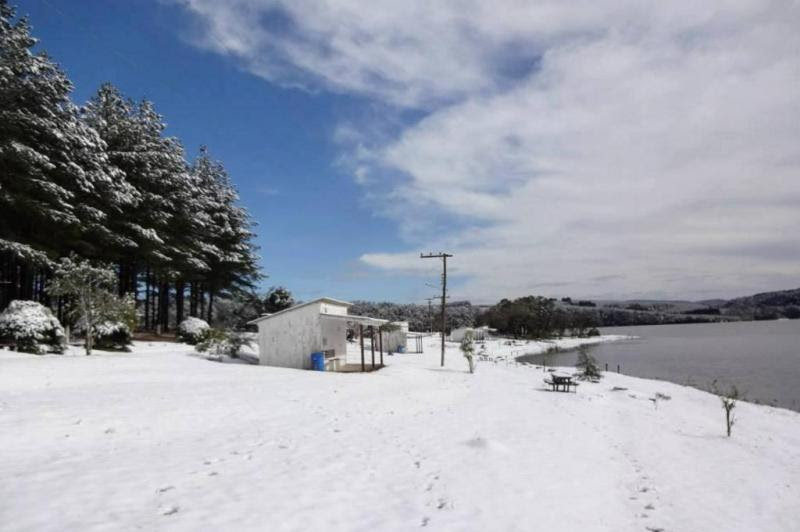 A leitora Priscila Rückl registrou a neve em Rio Negrinho. As fotos tiradas no Camping Lago Azul, ao lado da represa.:imagem 3