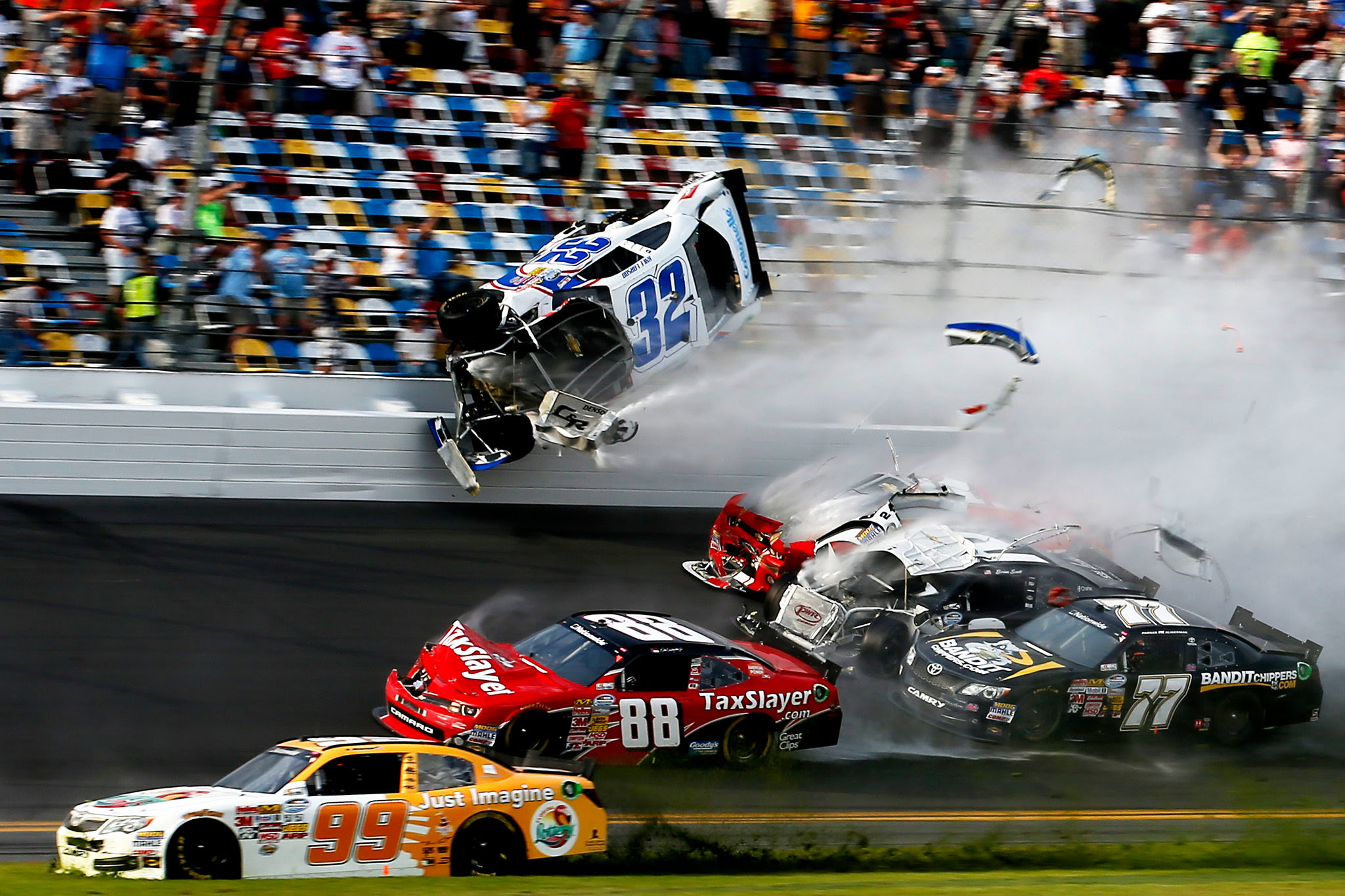 Last-Lap Crash in Nascar Race Injures Fans - NYTimes.com
