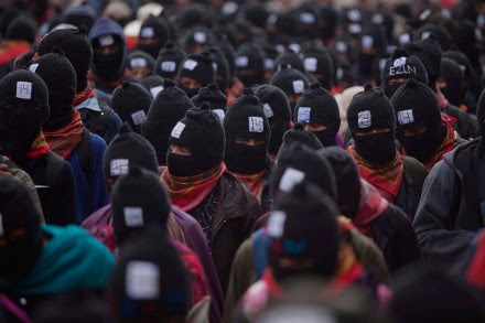 Marchan zapatistas a un día del aniversario de la matanza de Acteal. Foto: AP / Ivan Castaneira
