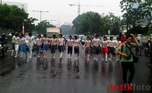 Aksi Telanjang Dada, Jl Kramat Raya Macet