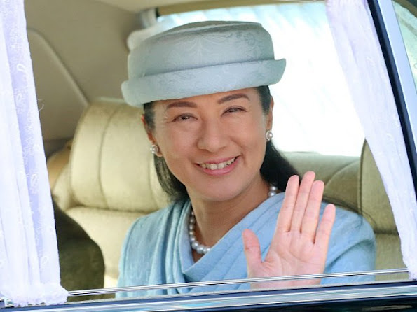 Emperor Akihito, Empress Michiko, Crown Prince Naruhito and Crown Princess Masako at the Imperial Palace in Tokyo. Style dress, diamond earrings