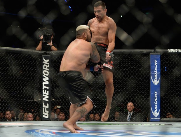 Brasileiro nocauteia rival e é o novo campeão do UFC