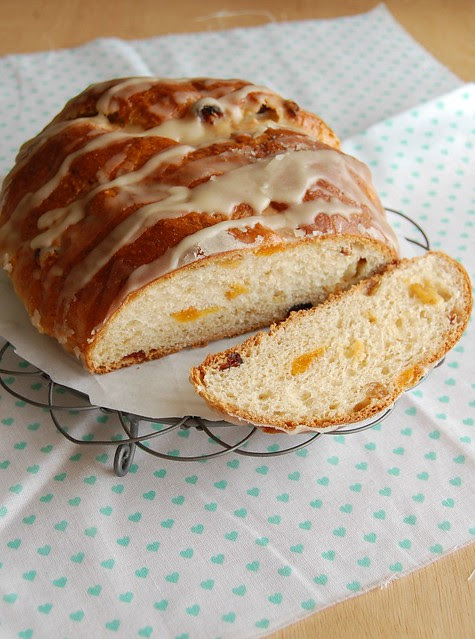 Maple-iced fruity Advent bread / Pão do Advento com frutas secas e glacê de xarope de bordo