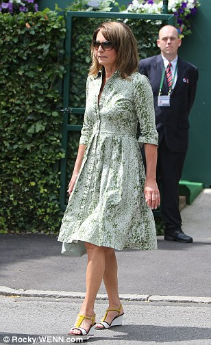 Fazer uma entrada: Carole e Michael Middleton chegar para ver a ação em Wimbledon nesta tarde