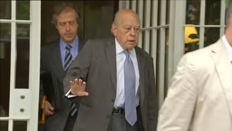 Jordi Pujol, sortint de casa seva aquest dimecres al matí mentre agents de la UDEF la registren