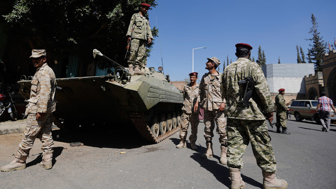 Houthi militiamen guard an entrance of the Republican Palace in Sanaa February 16, 2015.(Reuters / Khaled Abdullah)