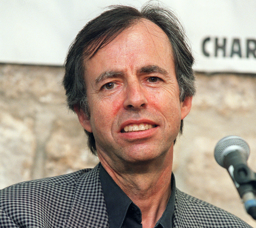 Lo scrittore ed economista francese Bernard Maris, nel 2002. Maris è stato ucciso durante l’attentato nella redazione del settimanale satirico Charlie Hebdo, a Parigi.  - Pierre-Franck Colombier, Afp