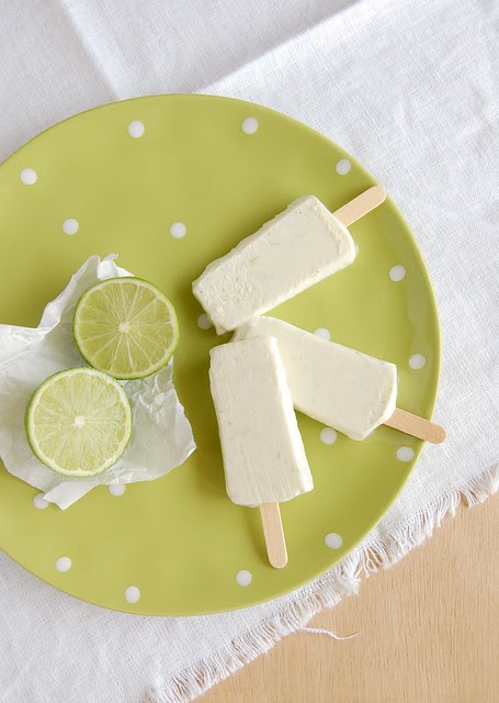 Limoncello and lime popsicles / Picolés de limão e limoncello