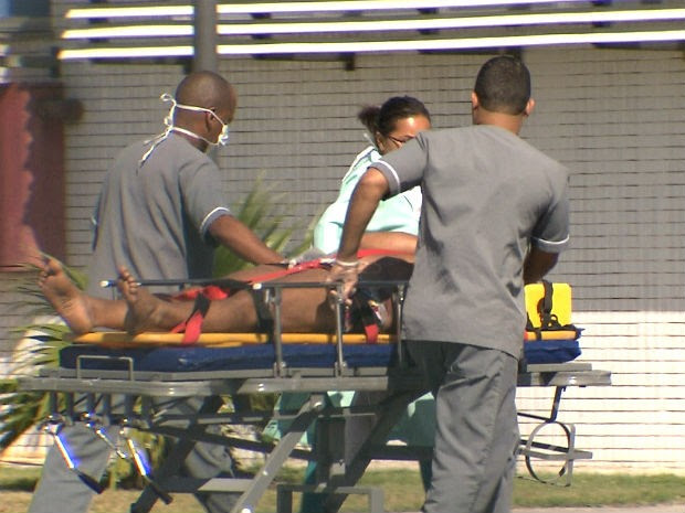 Vítima da queda do helicóptero em Jaguaripe, sendo socorrido no Hospital do Subúrbio (Foto: Imagens/ TV Bahia)