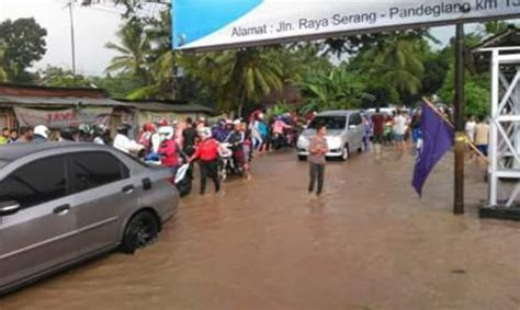 baros banjir  jalan raya serang pandeglang macet