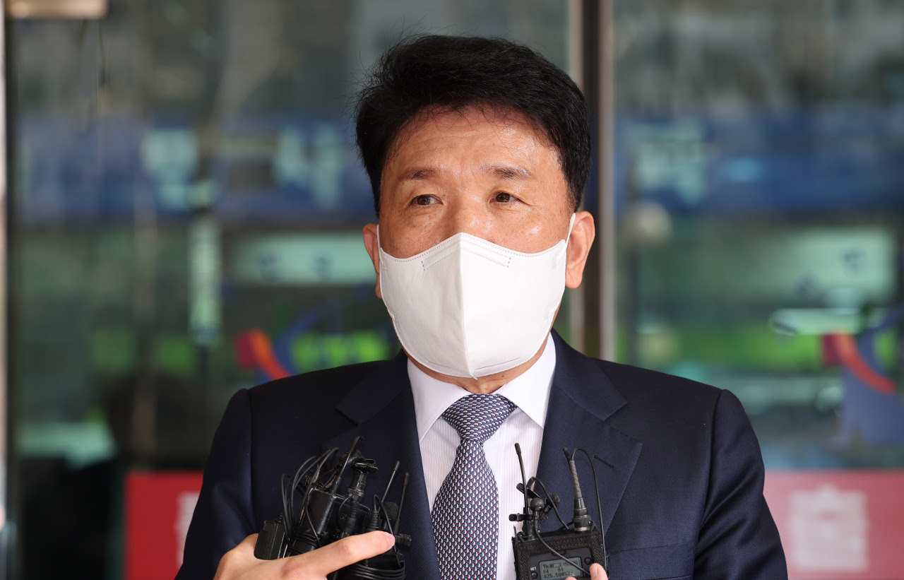 Hana Financial Group Vice Chairman Ham Young-joo talks to reporters after attending a hearing at the Seoul Western District Court on Friday. (Yonhap)