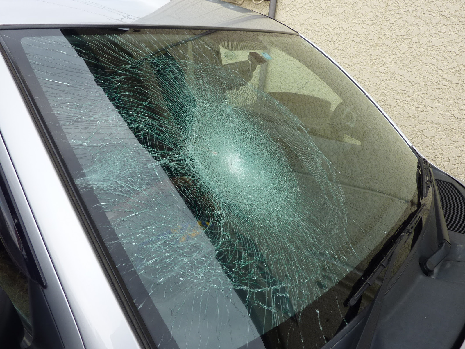 フロントガラス大破 悪質な嫌がらせか いわき市 自動車ガラス 修理専門店 ノーバスいわき ガラス交換 ウインドリペア 格安でご提供いたします