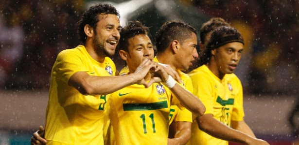 Fred comemora com Neymar em sua última convocação, em 2011