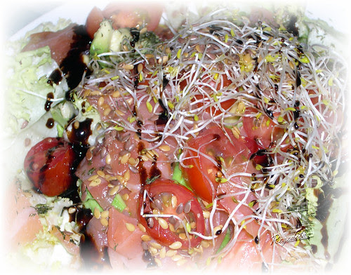 ENSALADA DE SALMON, GERMINADOS Y REDUCCIÓN DE BALSAMICO