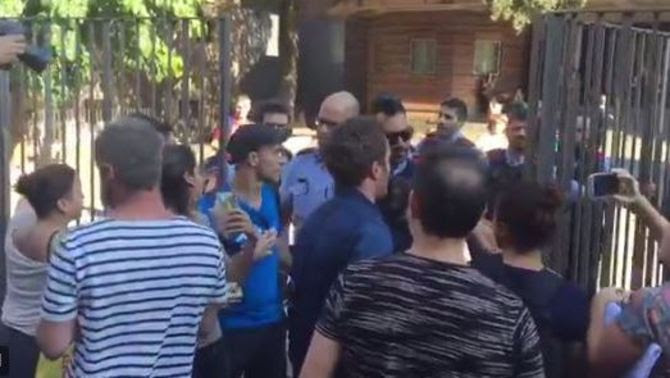 Els mossos bloquegen l'entrada de l'escola Collaso i Gil, al barri del Raval