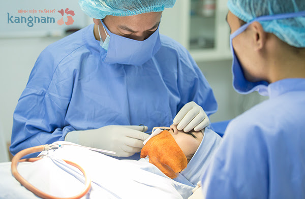 Nâng mũi có bị sưng không 9