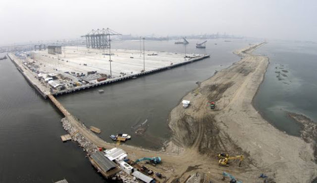 Pelabuhan New Priok yang baru Disebut Contoh Reklamasi Sukses HorasSumutNews.com - Berita Terkini Terbaru Hari Ini - Beroperasinya pelabuhan baru New Priok, yang merupakan hasil reklamasi dari Pantai Utara Jakarta, dinilai akan semakin memperkuat daya saing sektor pelabuhan di Indonesia. Saat ini, New Priok Container Terminal 1 (NPCT1) yang dikelola oleh PT Pelabuhan Indonesia (Pelindo) II mulai beroperasi komersial sejak 18 Agustus lalu. Berita Daerah Indonesia, 