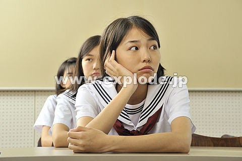 机に座る女子高校生三人 Ml Jpg 写真素材