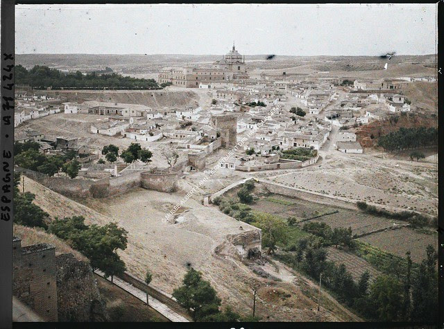 Vista de la zona de la Puerta del Vado con el Hospital Tavera al fondo entre el 15 y el 17 de junio de 1914. Autocromo de Auguste Léon. © Musée Albert-Kahn - Département des Hauts-de-Seine