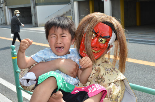 平成２６年鬼に抱かれた子供たち 元気に育て 春日神社