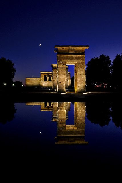Templo de Debod, en Madrid. Our tips on 25 Things to Do in Spain: http://www.europealacarte.co.uk/blog/2012/02/09/what-to-do-in-spain/