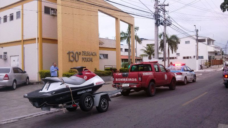 Equipes do Corpo de Bombeiros na frente da 130