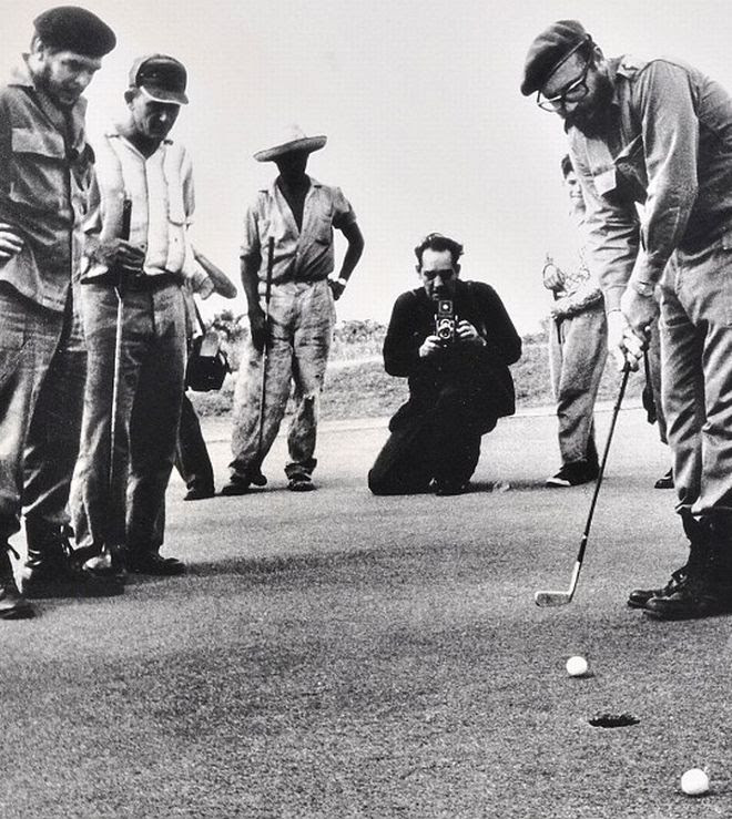 Perierga.gr - Όταν ο Τσε και ο Κάστρο χαλάρωναν παίζοντας γκολφ!