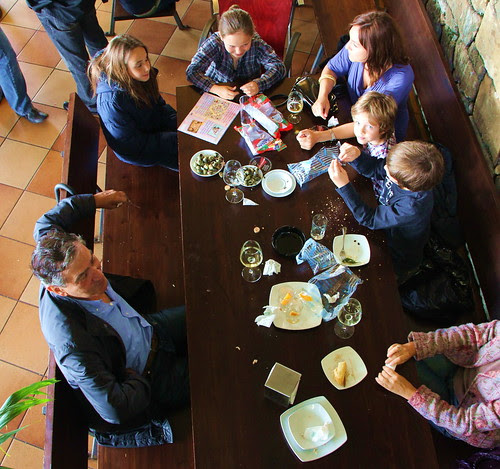 Familia degustando microgastronomía