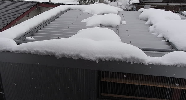 屋根の雪を地下水で溶かす
