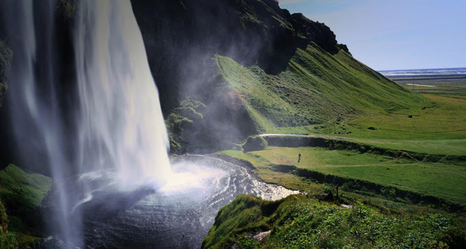Seljalandsfoss Waterfall.jpg